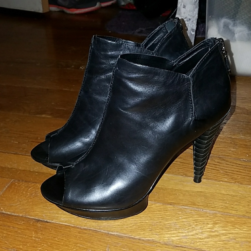 B makowski peep toe leather ankle heel